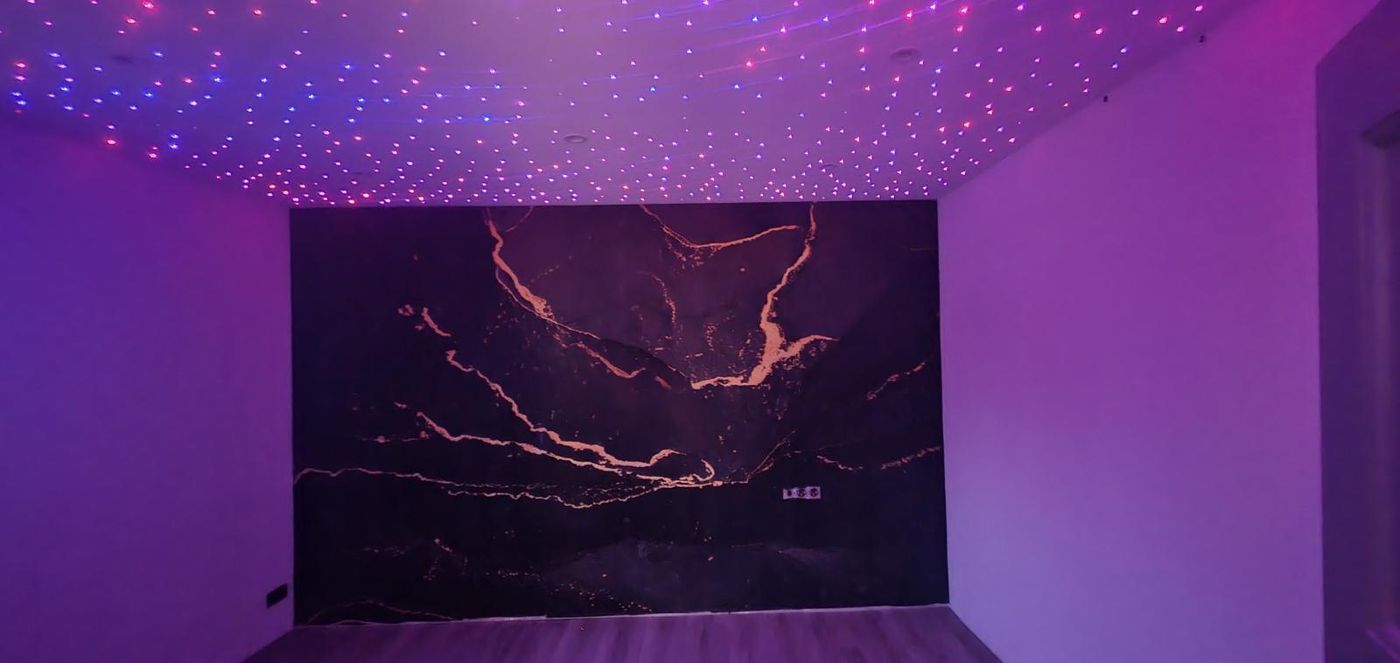 Marmoroptik-Wand mit Sternenhimmel-Decke