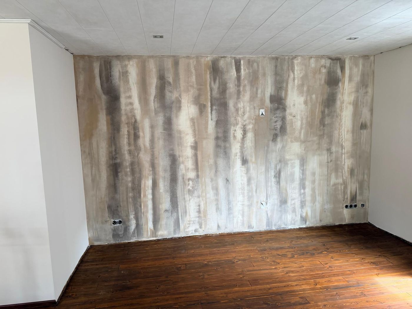 Wohnzimmerwand in Streifenoptik