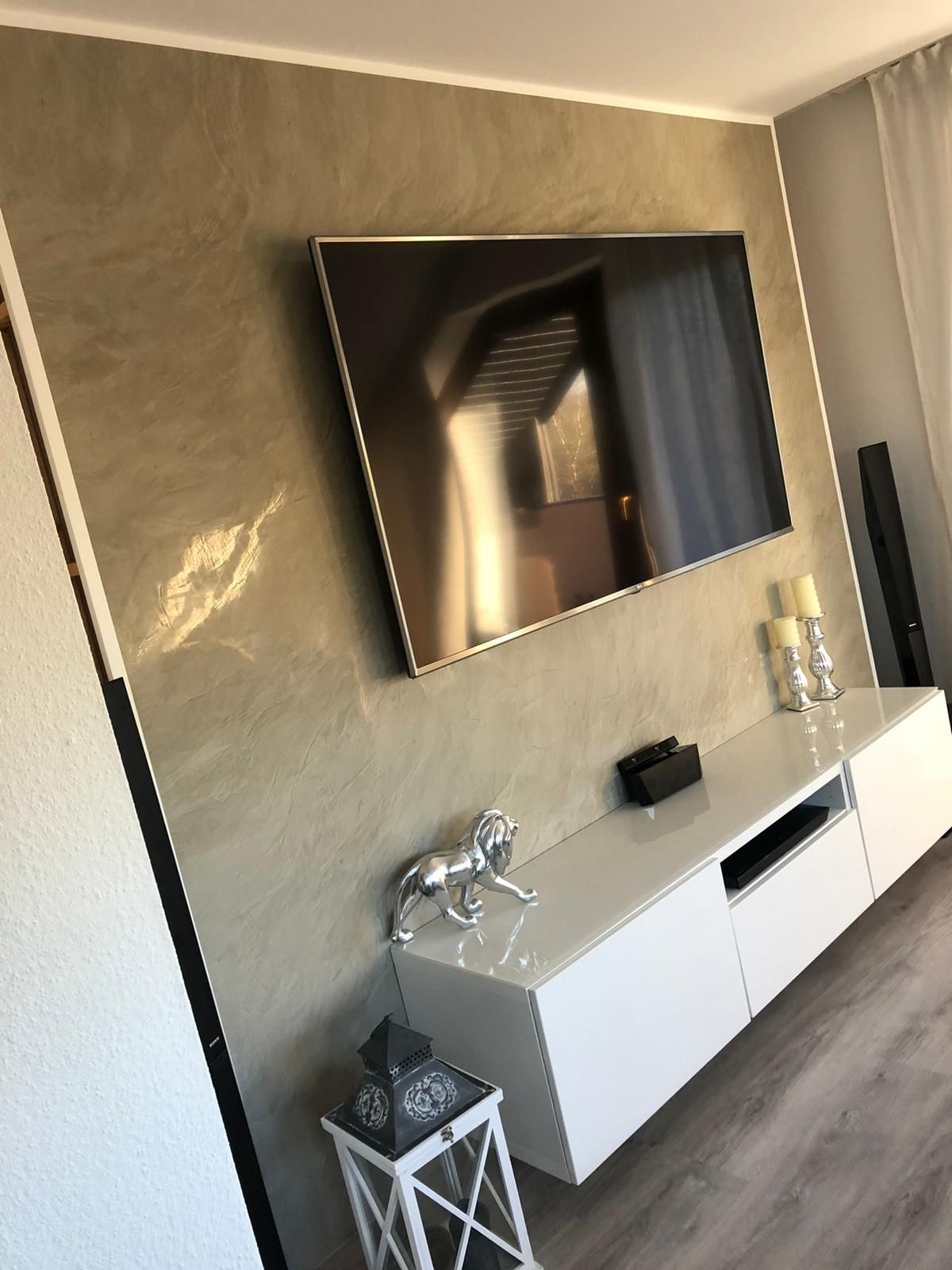 TV-Wand in Spachteltechnik